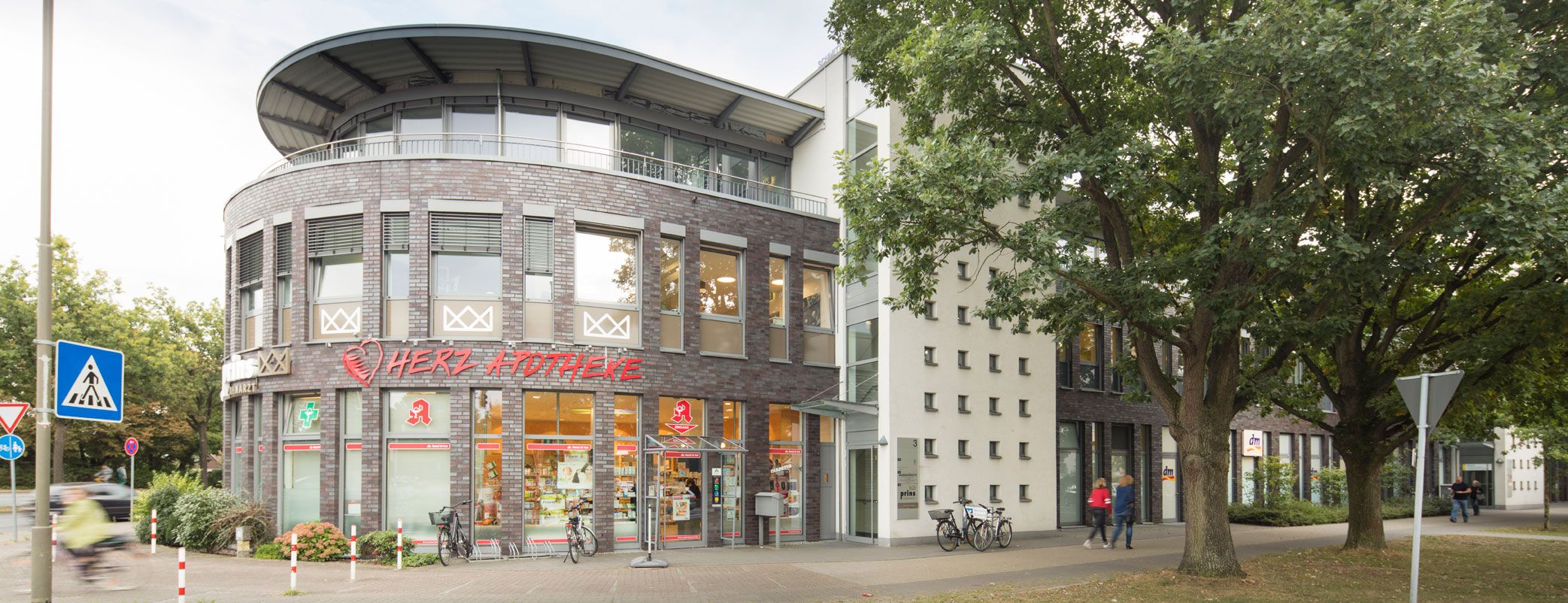 Imposante Außenansicht der Herz Apotheke Langenhagen