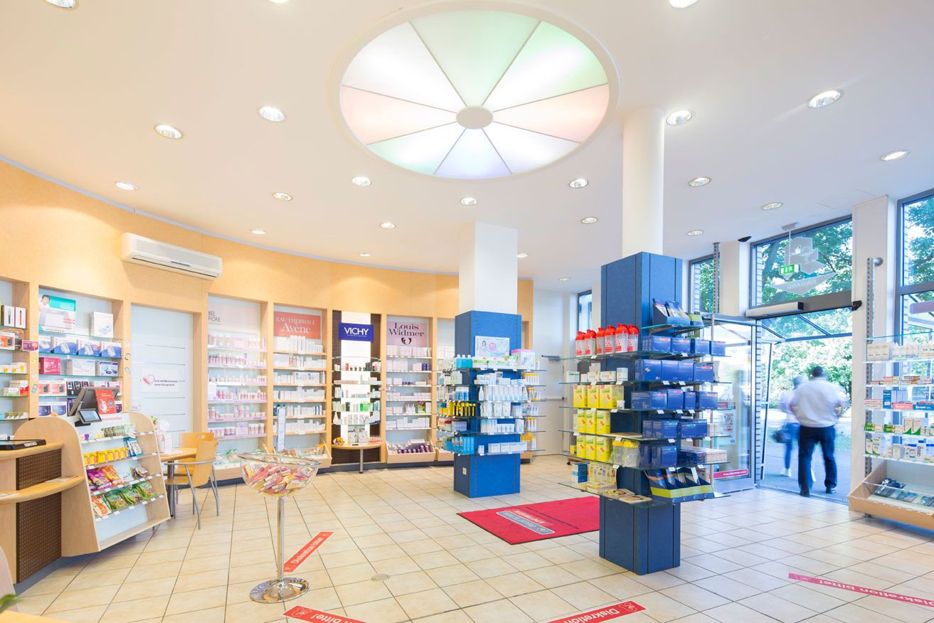 Innnenbereich mit Blick auf Eingangstür Herz Apotheke Langenhagen