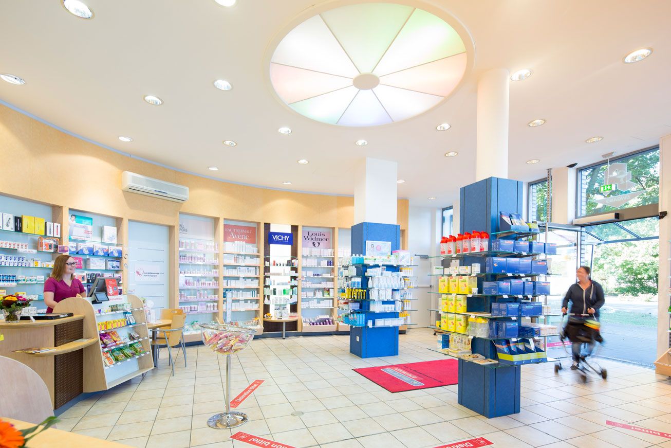 Innenberiech mit Blick auf Eingangstür Herz Apotheke Langenhagen