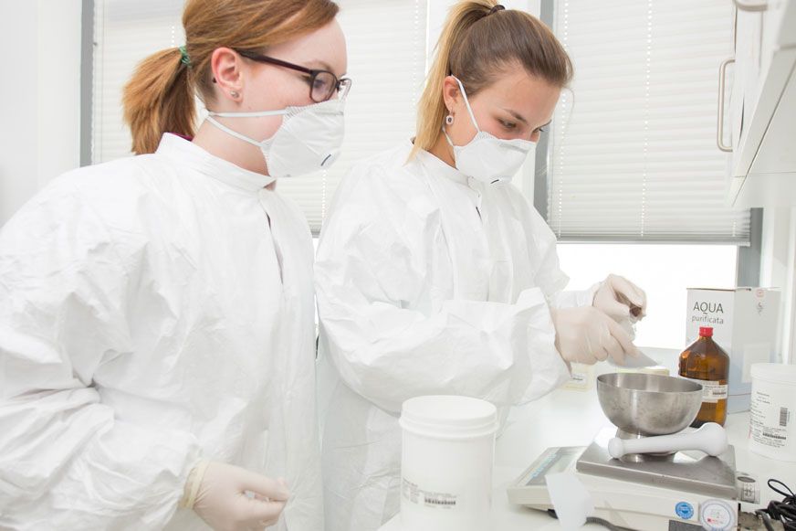 Zwei Mitarbeiterinnen in steriler Schutzkleidung im Labor