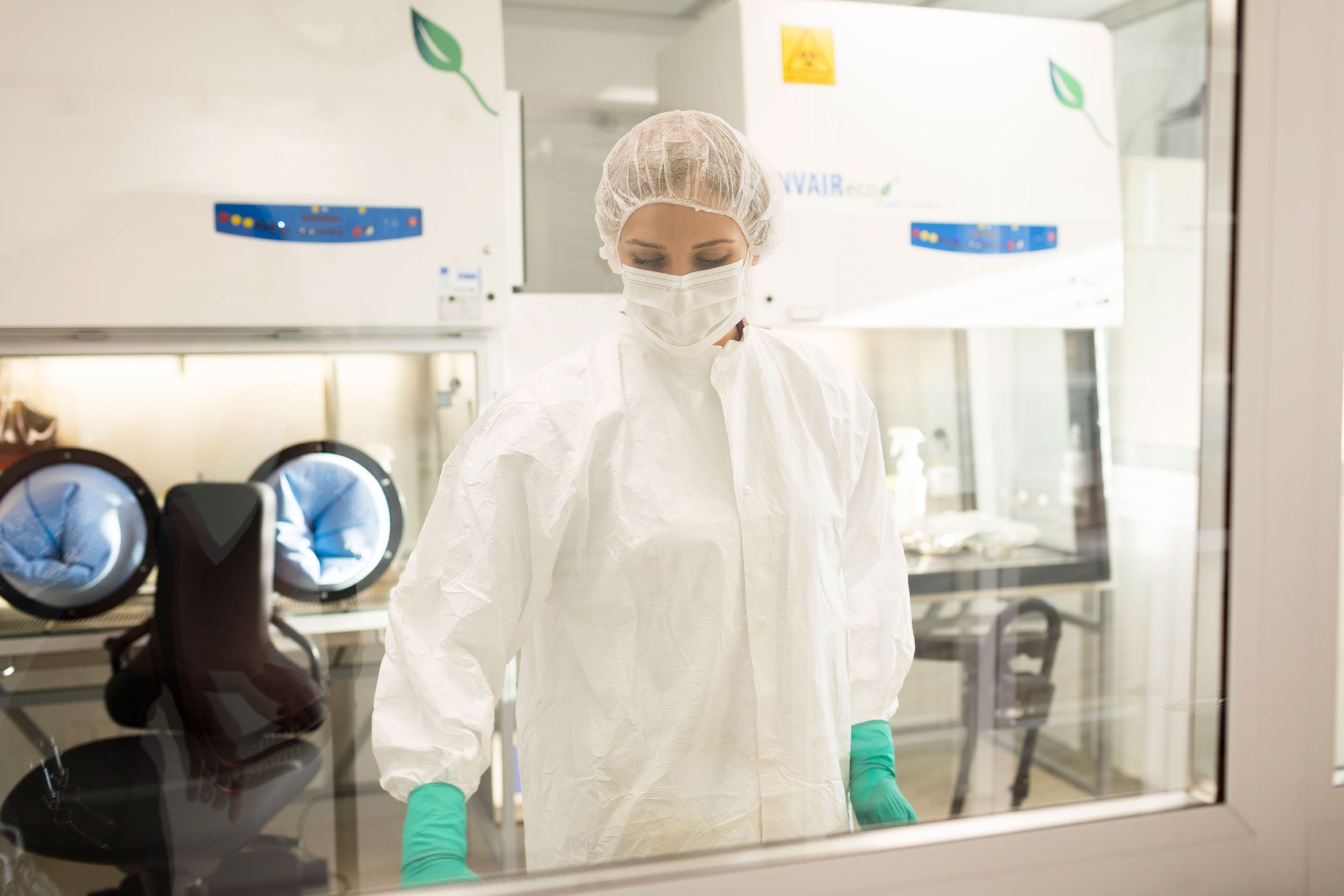 Mitarbeiterin in steriler Schutzkleidung im Reinraum