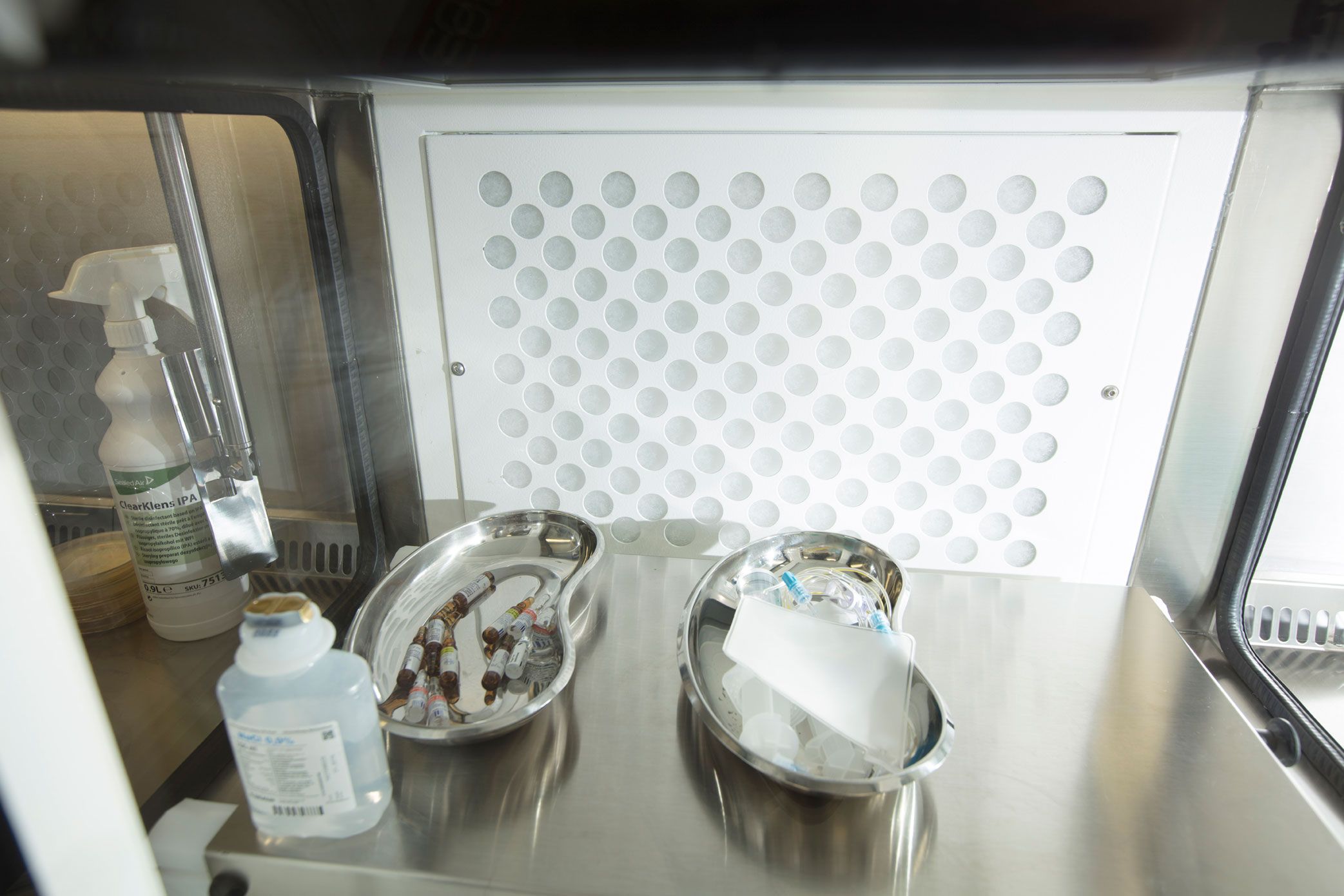 Zweil Nierenschalen im Isolator