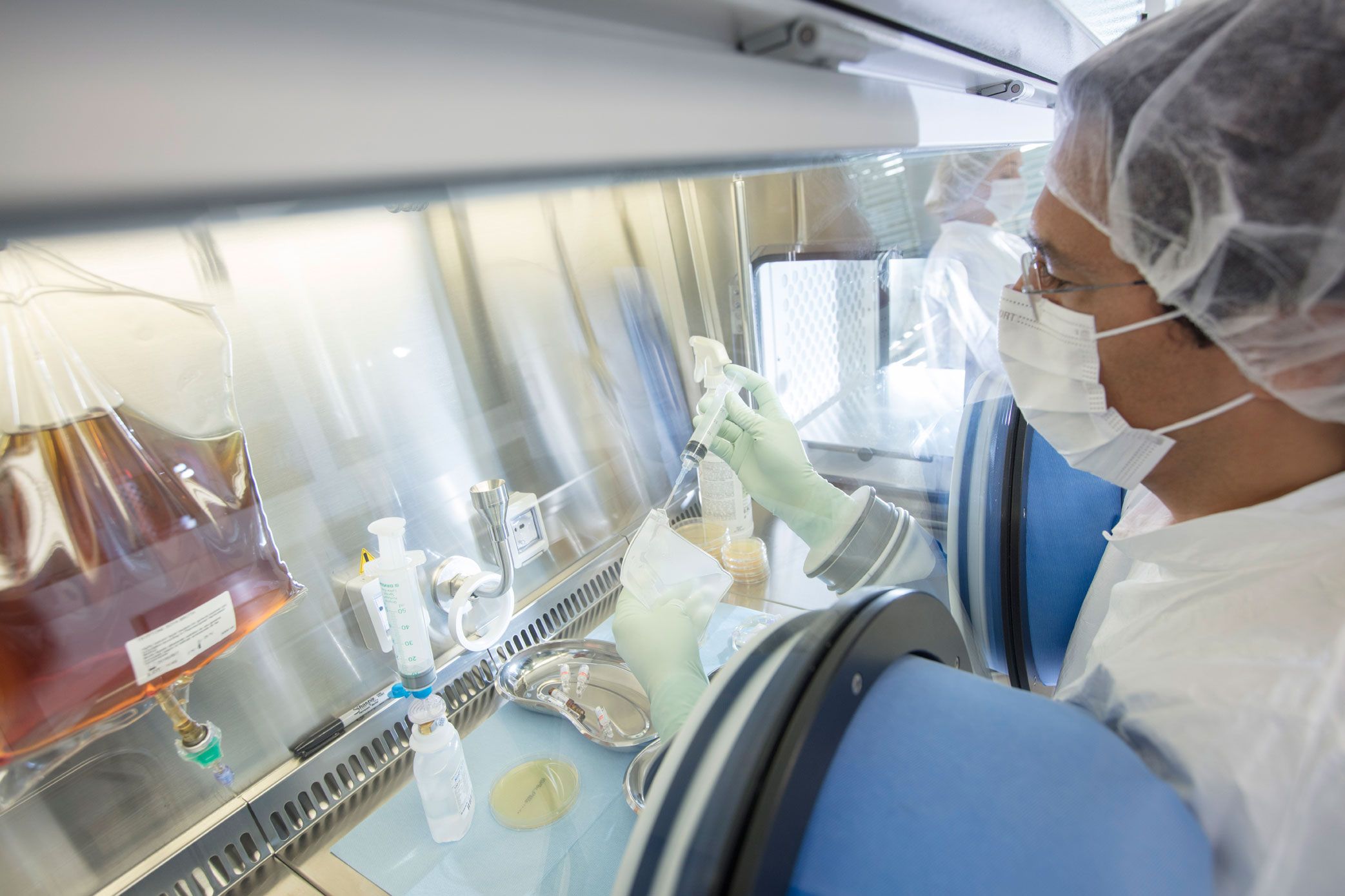 Apotheker bei der Arbeit am Isolator